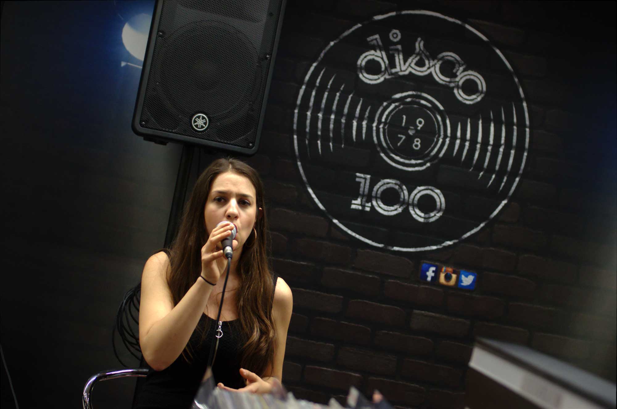  Gemma Humet a Disco 100 de Gràcia durant el Record Store Day 2016. 