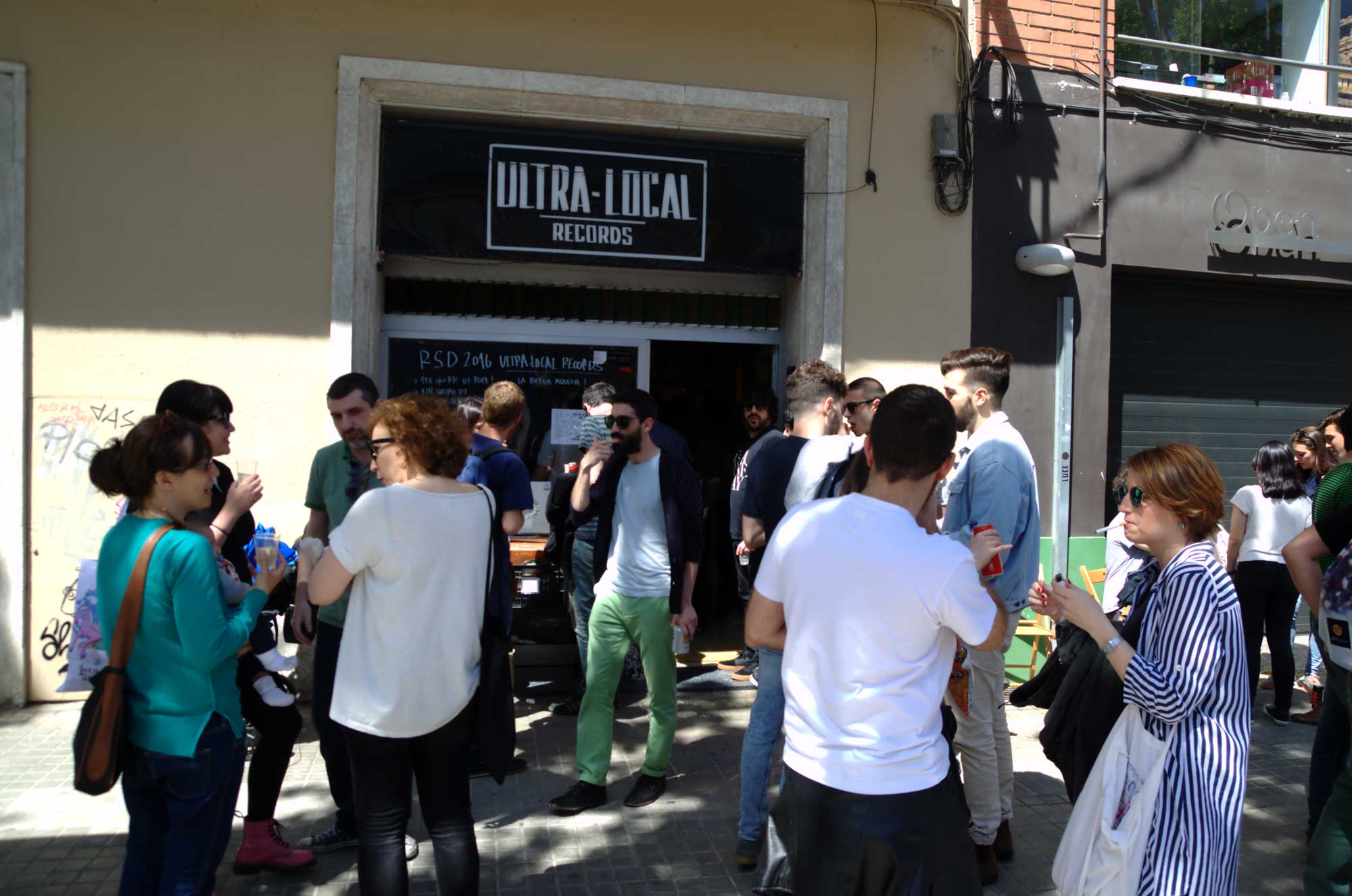  Botiga Ultra-Local Records del Poblenou durant el Record Store Day 2016. 