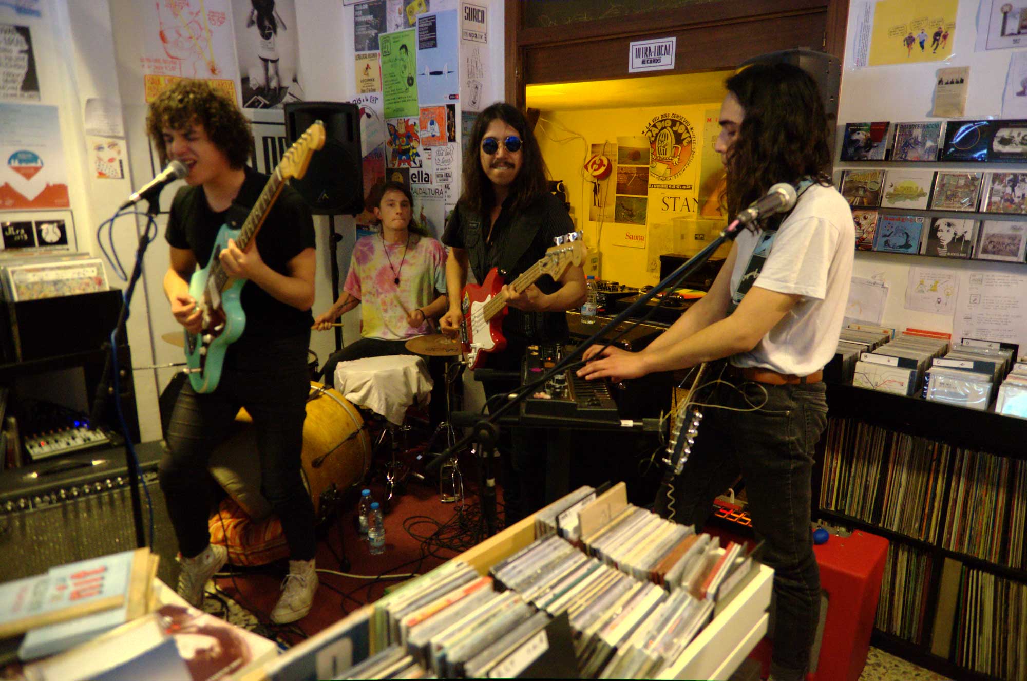  El grup The Zephyr Bones tocant a la botiga Ultra-Local Records del Poblenou durant el Record Store Day 2016. 