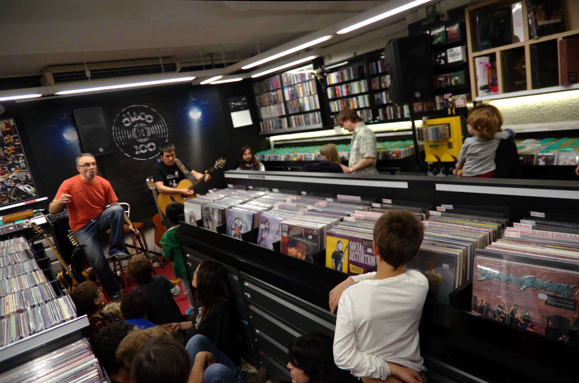  El grup La Tresca i la Verdesca d'animació infantil a Disco 100 de Gràcia durant el Record Store Day 2016. 