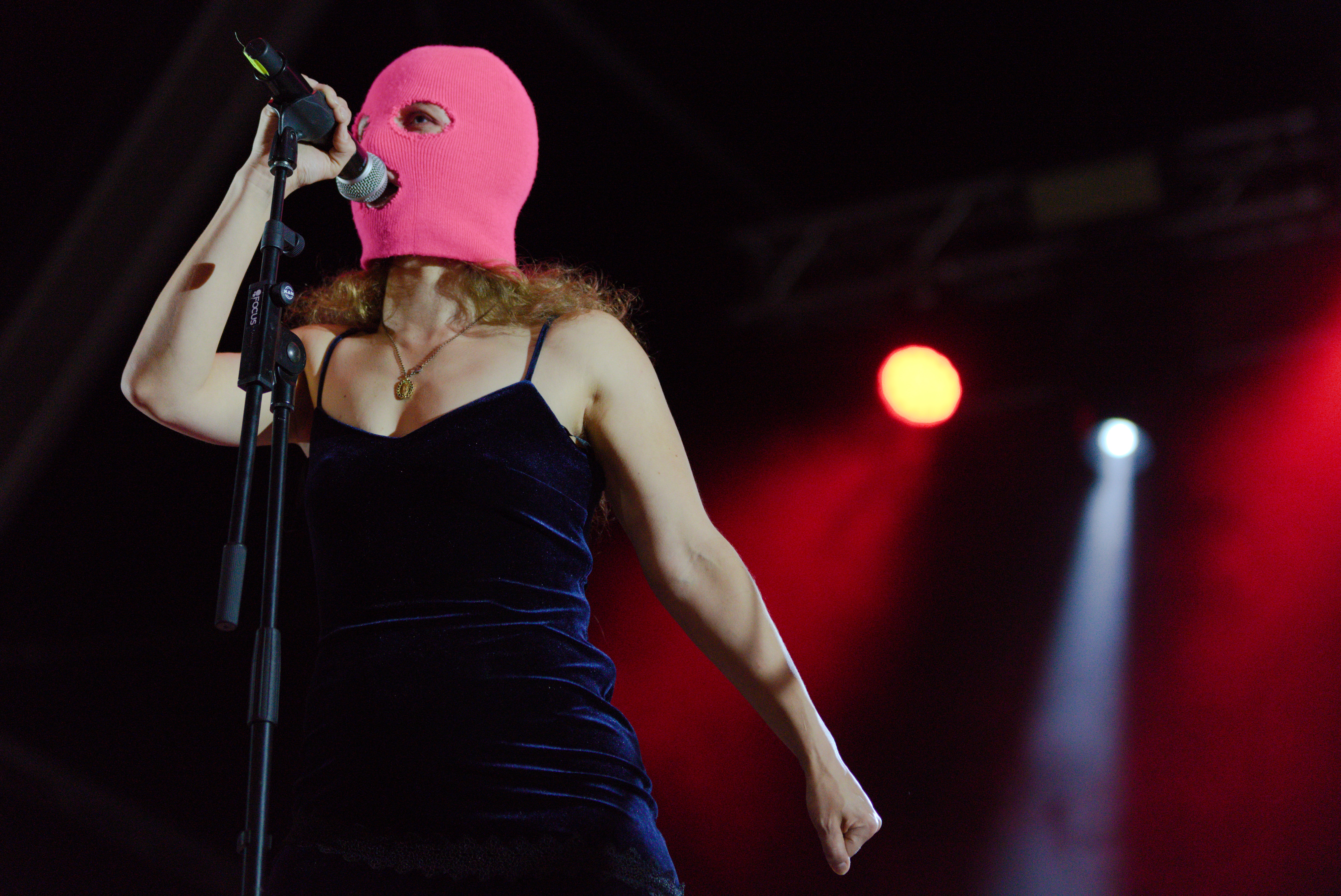 Les Pussy Riot actuant a les Festes de la Mercè de Barcelona en un escenari ubicat a la Plaça de Catalunya.