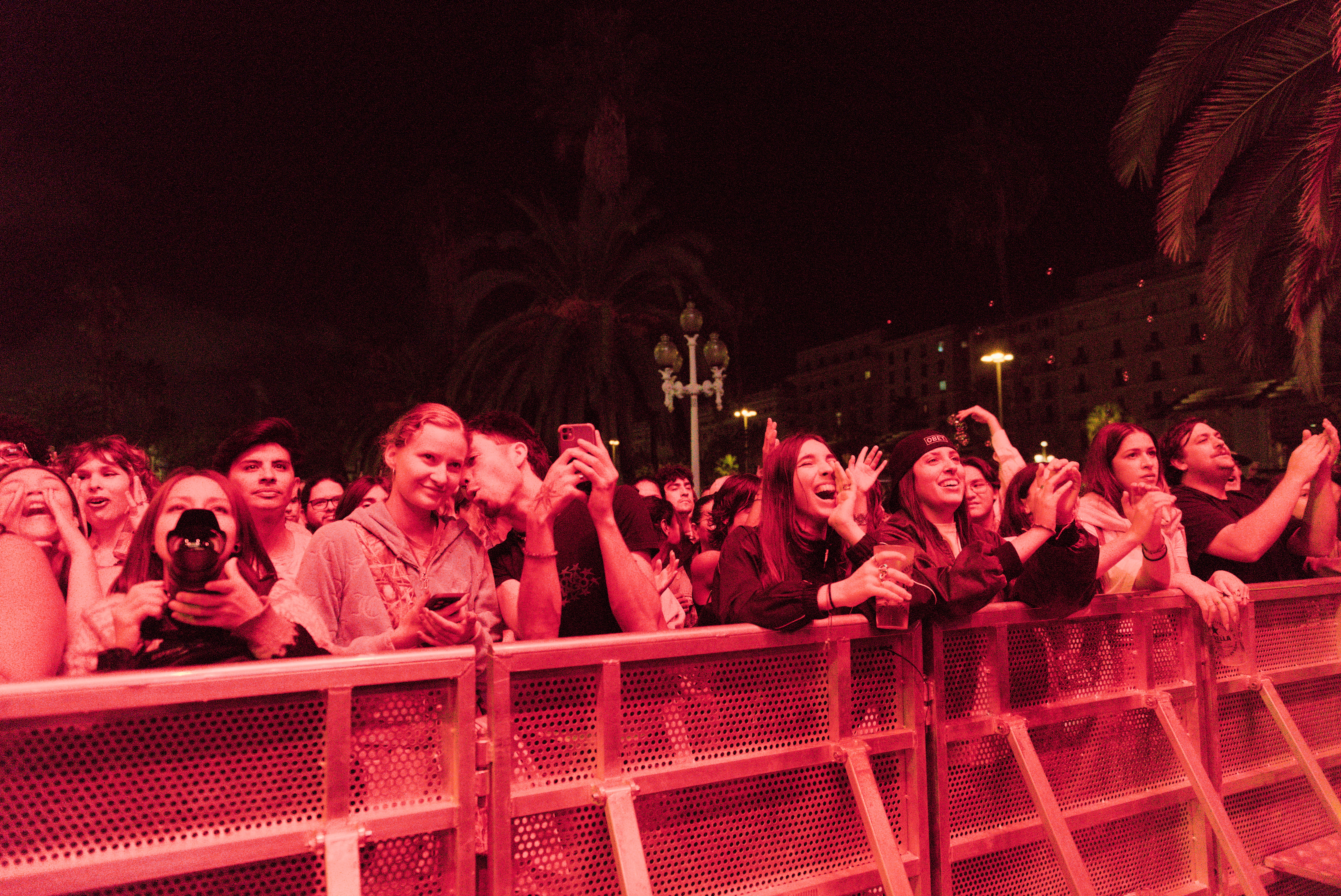 Público disfrutando del concierto de Villano Antillano en el Muelle de la Madera de Barcelona durante las Fiestas de la Mercè 2025.