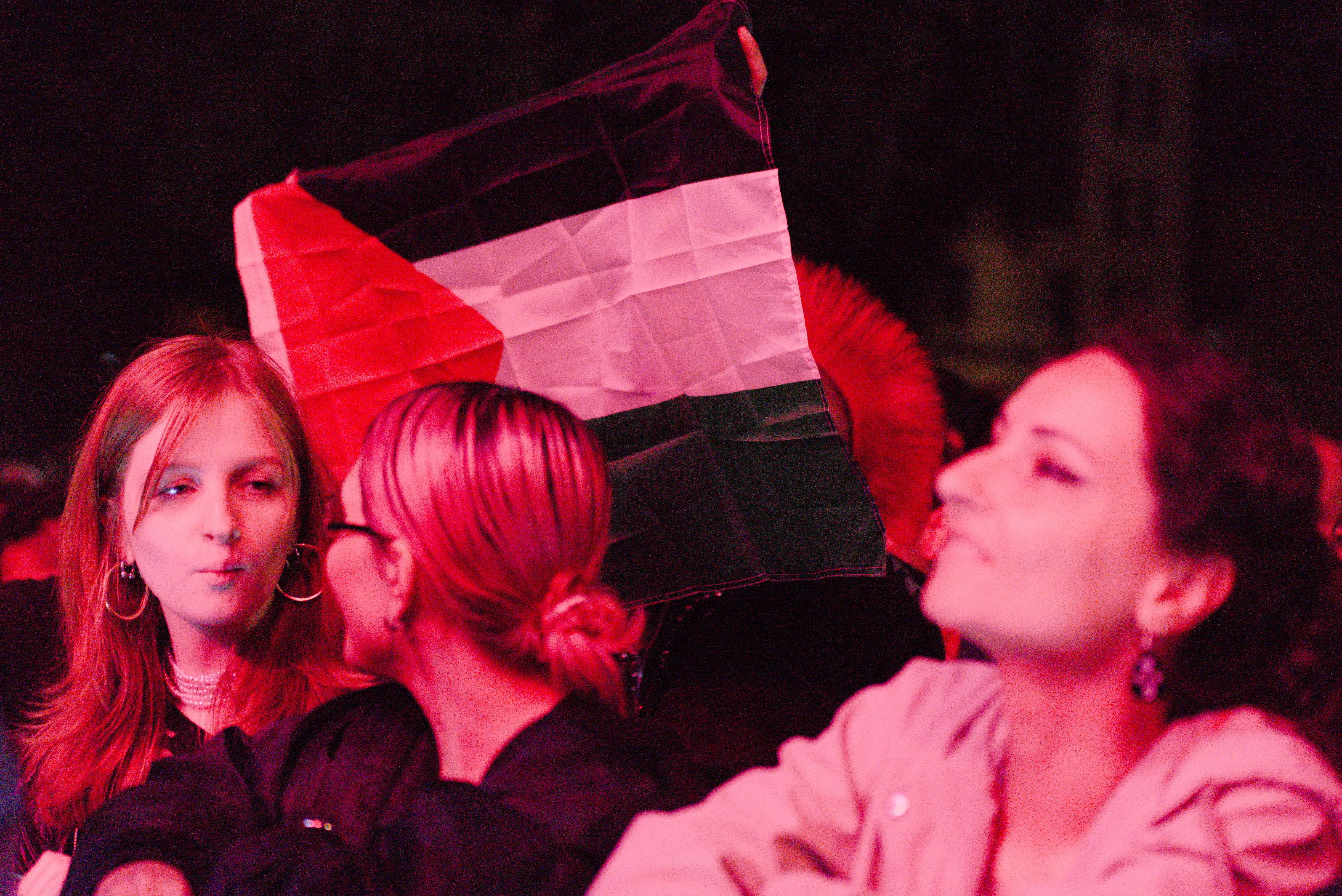 Les Pussy Riot actuant a les Festes de la Mercè de Barcelona en un escenari ubicat a la Plaça de Catalunya.
