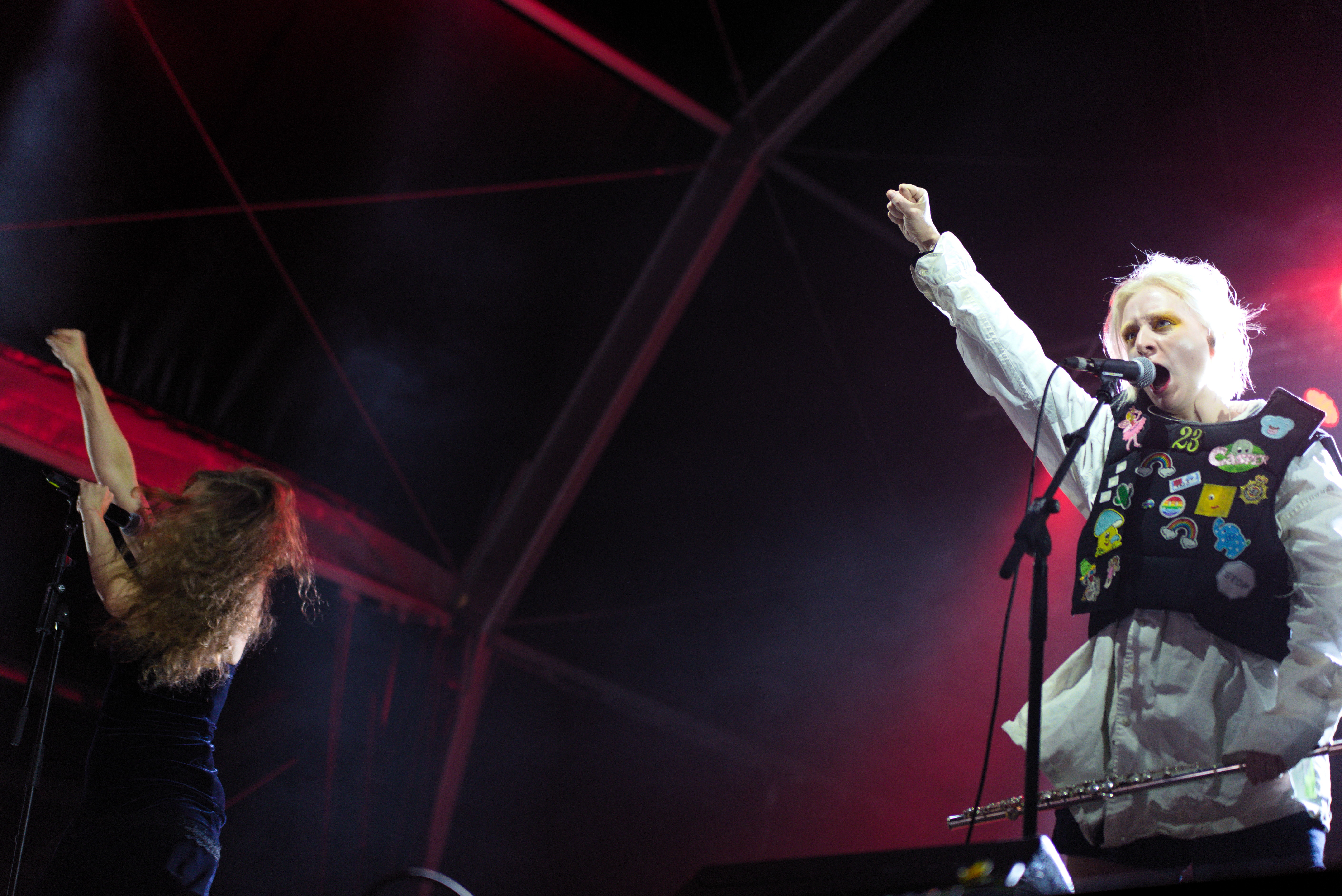 Les Pussy Riot actuant a les Festes de la Mercè de Barcelona en un escenari ubicat a la Plaça de Catalunya.