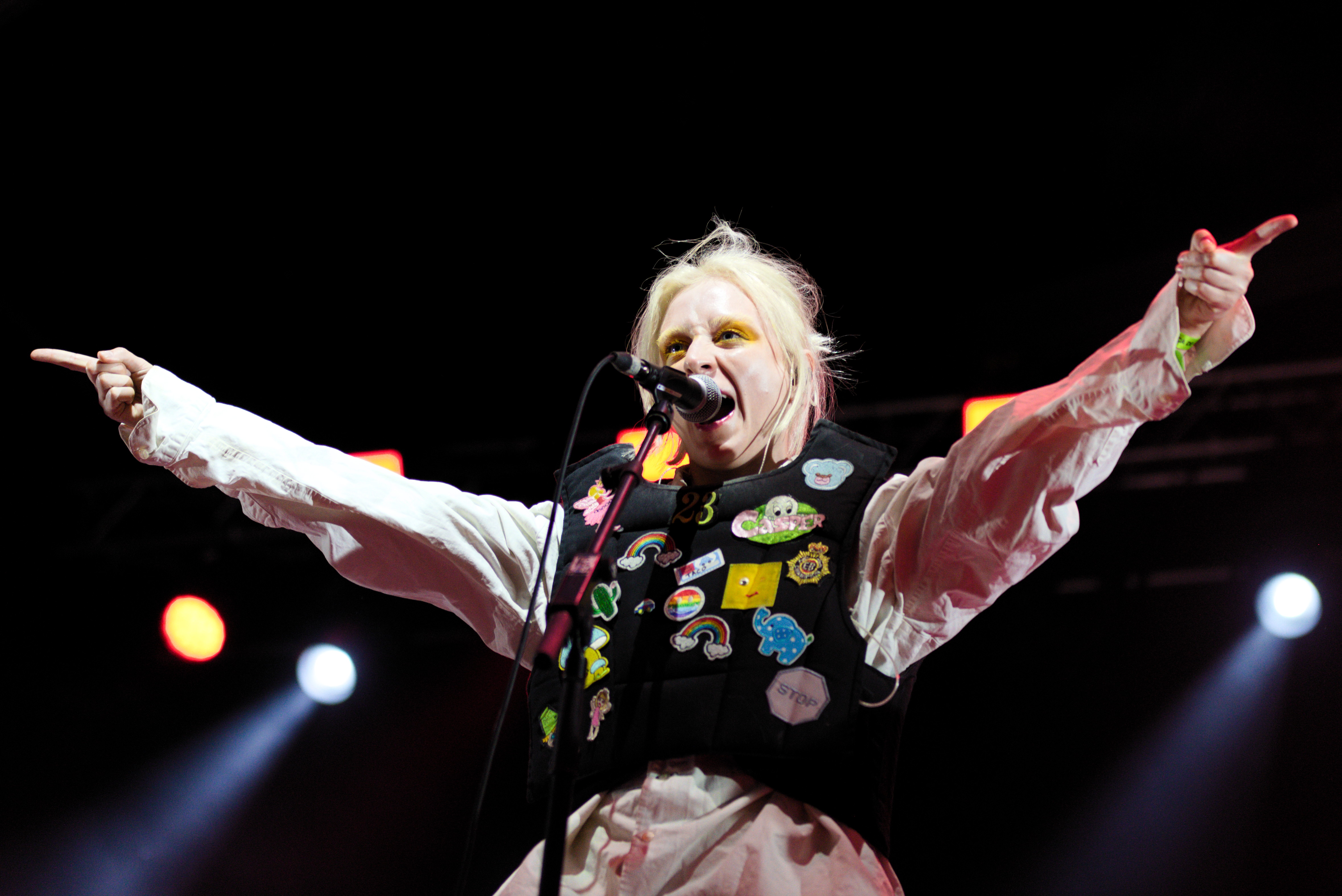Les Pussy Riot actuant a les Festes de la Mercè de Barcelona en un escenari ubicat a la Plaça de Catalunya.