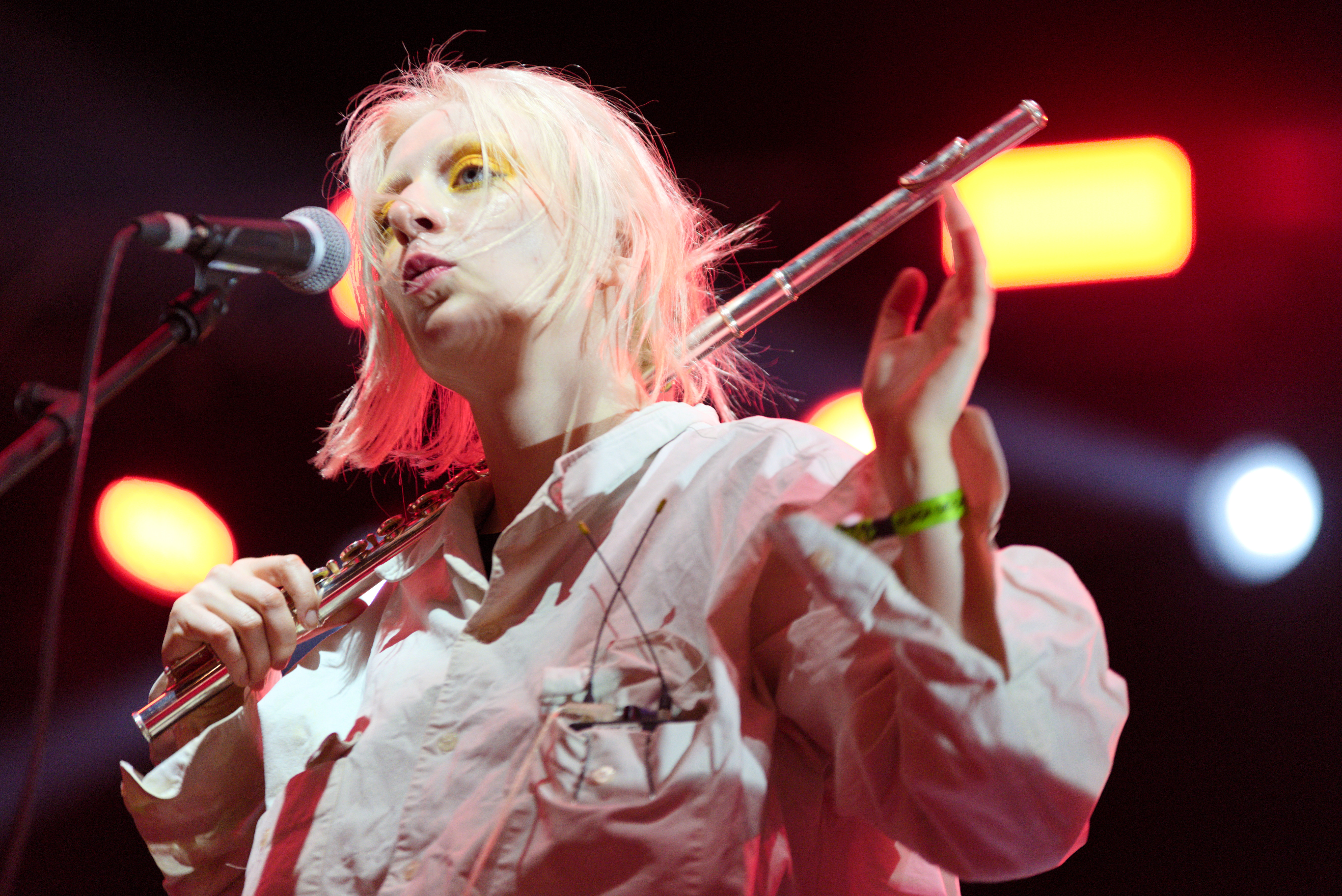 Les Pussy Riot actuant a les Festes de la Mercè de Barcelona en un escenari ubicat a la Plaça de Catalunya.